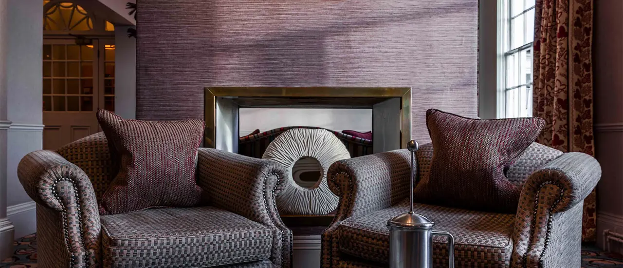 White Lion Hotel: Coastal Hotel in Aldeburgh, Suffolk, Lounge area 