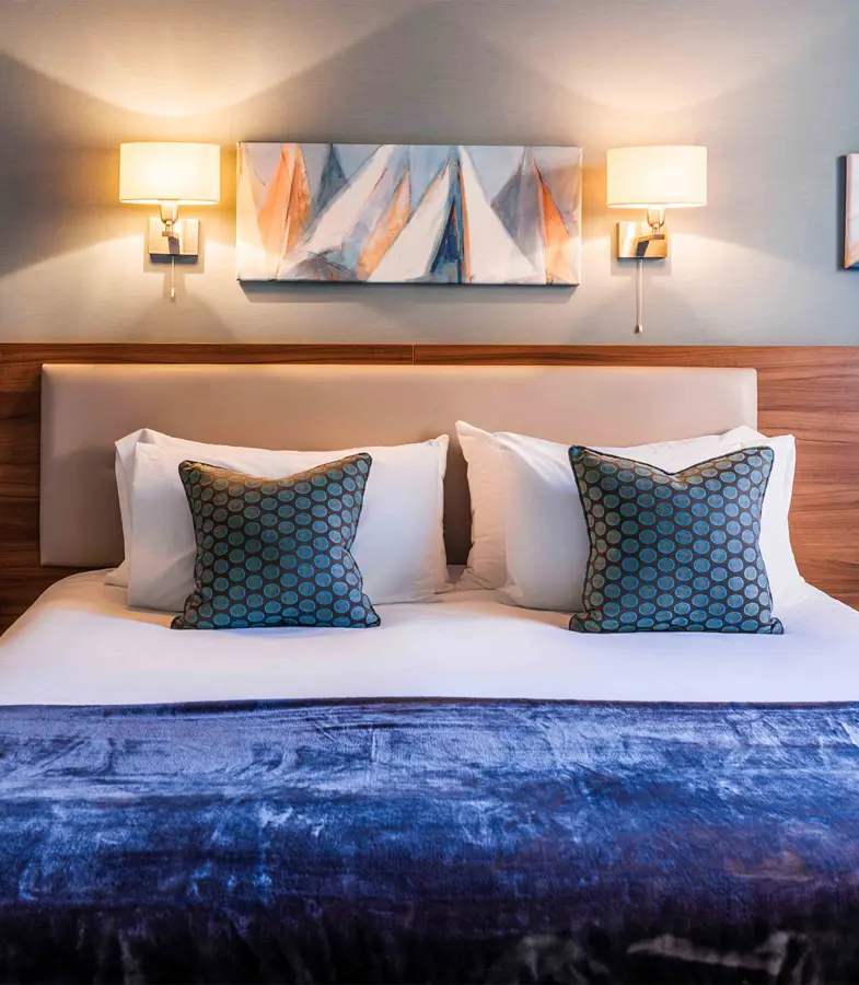 White Lion Hotel: Coastal Hotel in Aldeburgh, Suffolk, bed shoot 