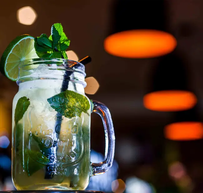 White Lion Hotel: Coastal Hotel in Aldeburgh, Suffolk, Mojito cocktail on bar