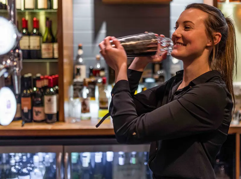 White Lion Hotel: Coastal Hotel in Aldeburgh, Suffolk, Folk shaking cocktail maker