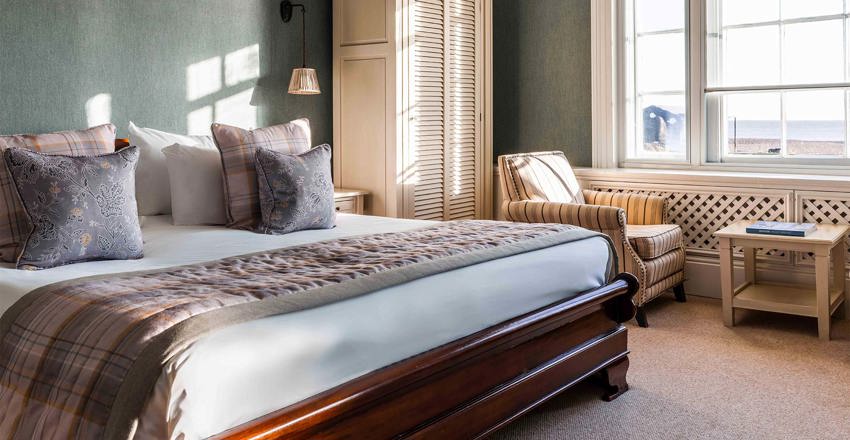 White Lion Hotel: Coastal Hotel in Aldeburgh, Suffolk, superior sea view bedroom