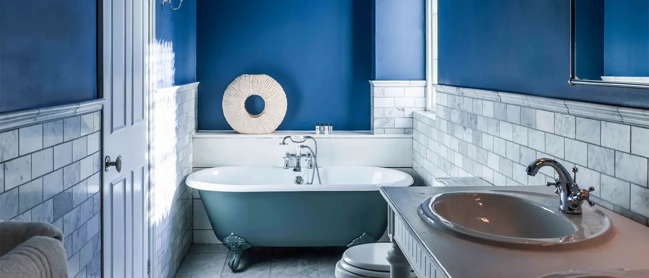 The White Lion bathroom with roll top bath
