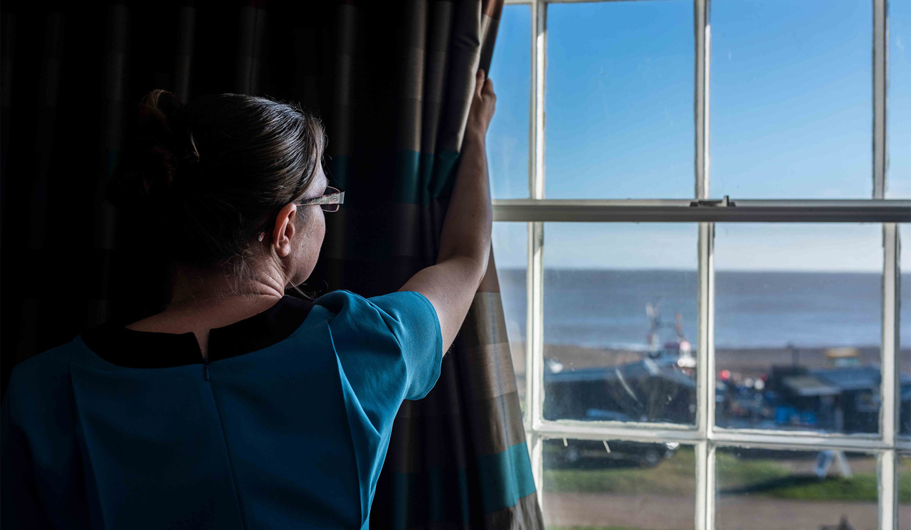 White Lion Hotel: Coastal Hotel in Aldeburgh, Suffolk, Folk drawing curtain, sea view