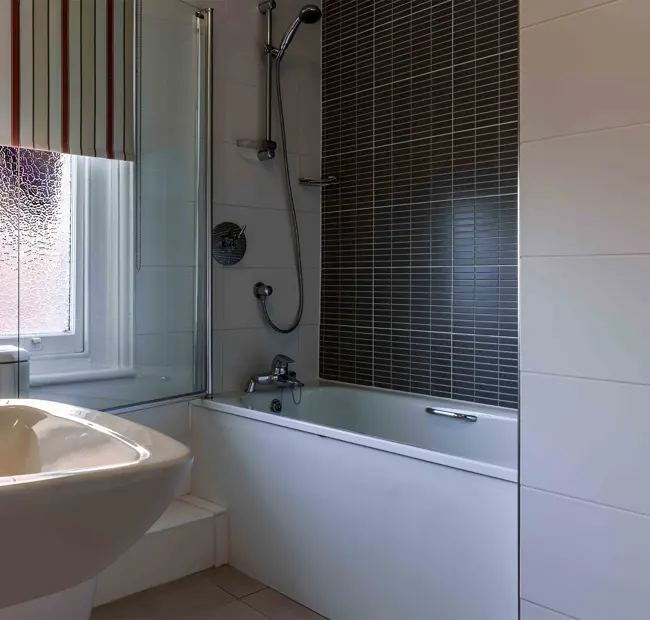 White Lion Hotel: Coastal Hotel in Aldeburgh, Suffolk, bathroom with overhead shower 