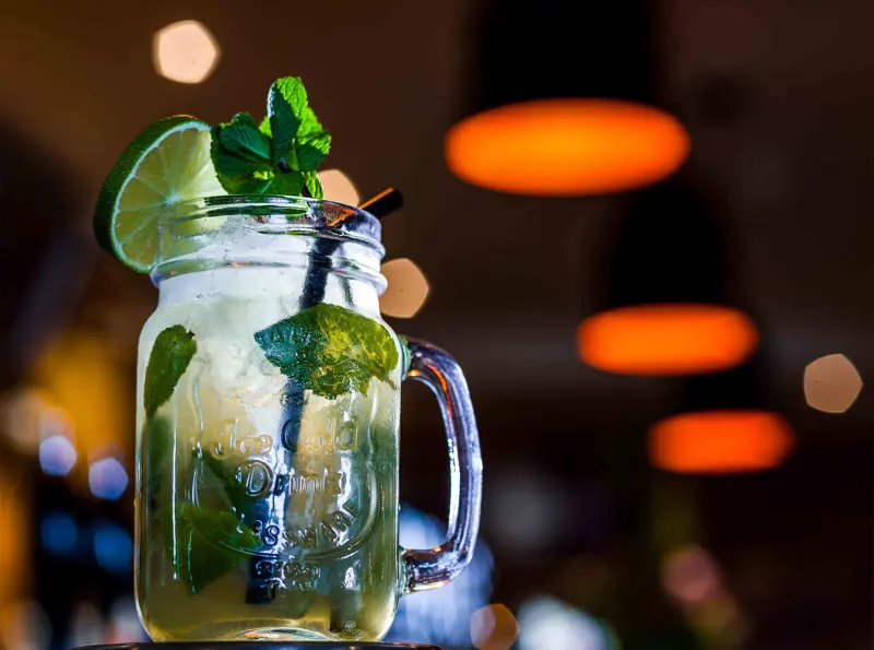White Lion Hotel: Coastal Hotel in Aldeburgh, Suffolk, Mojito cocktail on bar