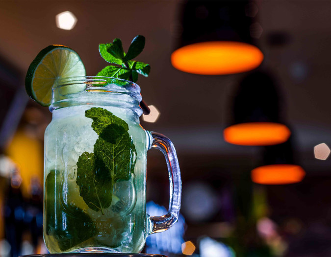 White Lion Hotel: Coastal Hotel in Aldeburgh, Suffolk, Mojito cocktail on bar