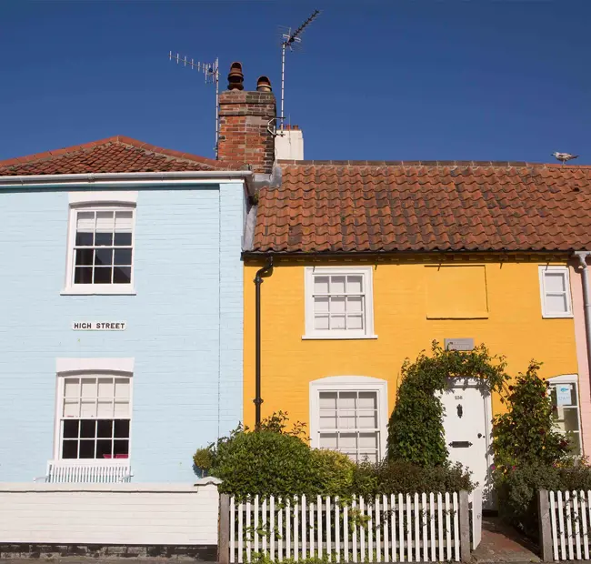 White Lion Hotel: Coastal Hotel in Aldeburgh, Suffolk, colourful Aldeburgh houses 