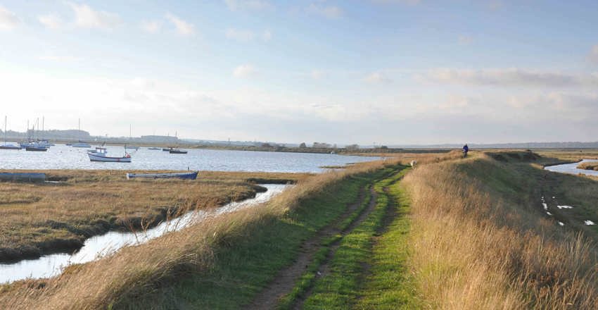 White Lion Hotel: Coastal Hotel in Aldeburgh, Suffolk, marshland
