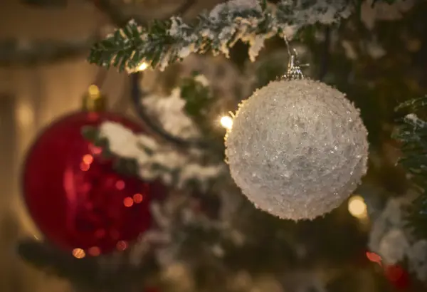 Christmas decorations at the White Lion Aldeburgh 